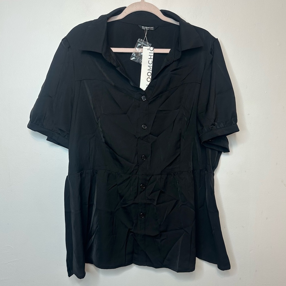 Bloom Chic Women’s Black Plus Size Button Short Sleeve Blouse Sz 22 / 24 NWT